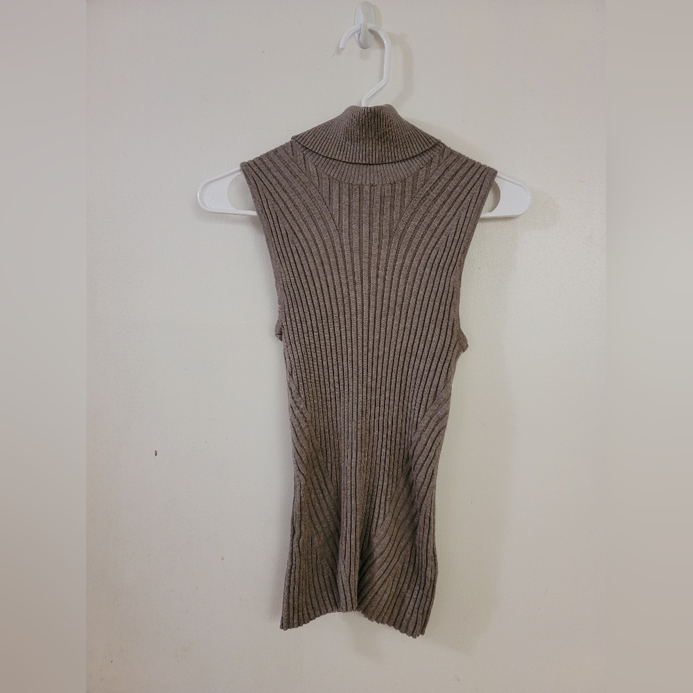 Sleeveless Ribbed Knit Turtleneck Top - Brown